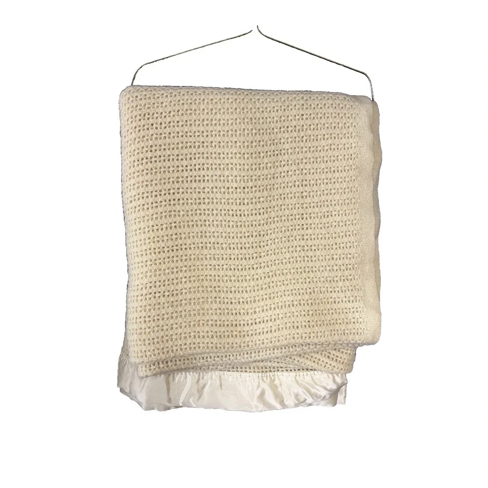 Marshall Field & Co Wool Blanket 82x68 Ivory Earlywarm Cellular Satin‎ Trim Vtg